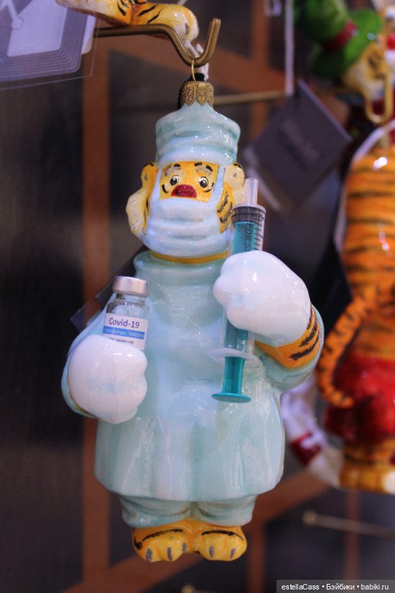 Тигр подкрадывается по снегу