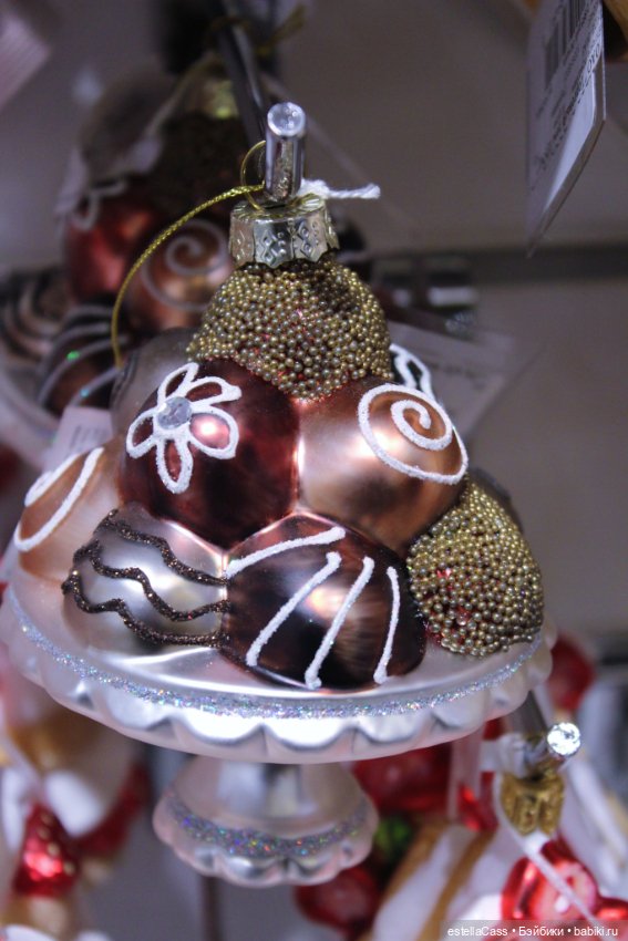 Тигр подкрадывается по снегу