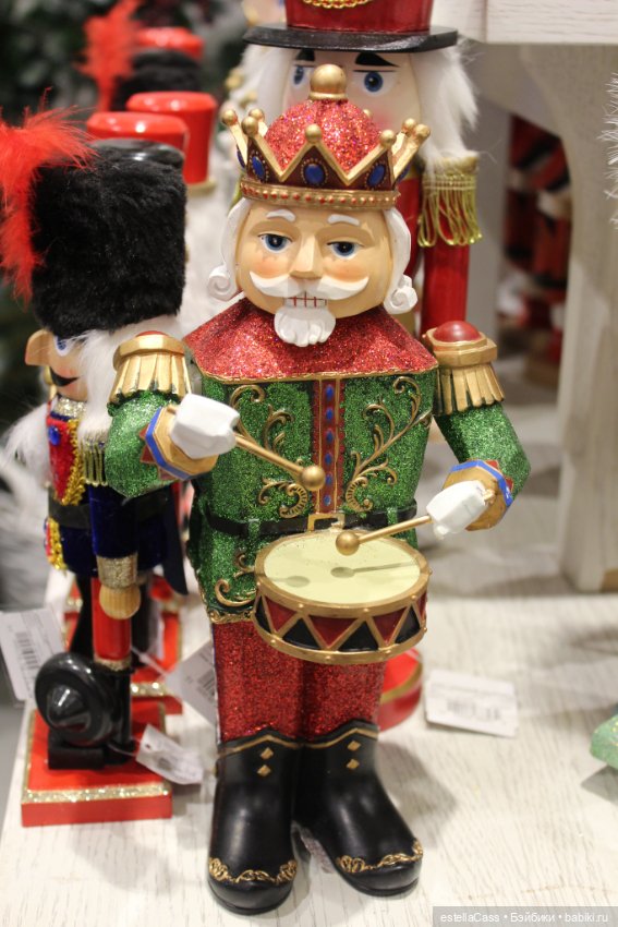 Тигр подкрадывается по снегу