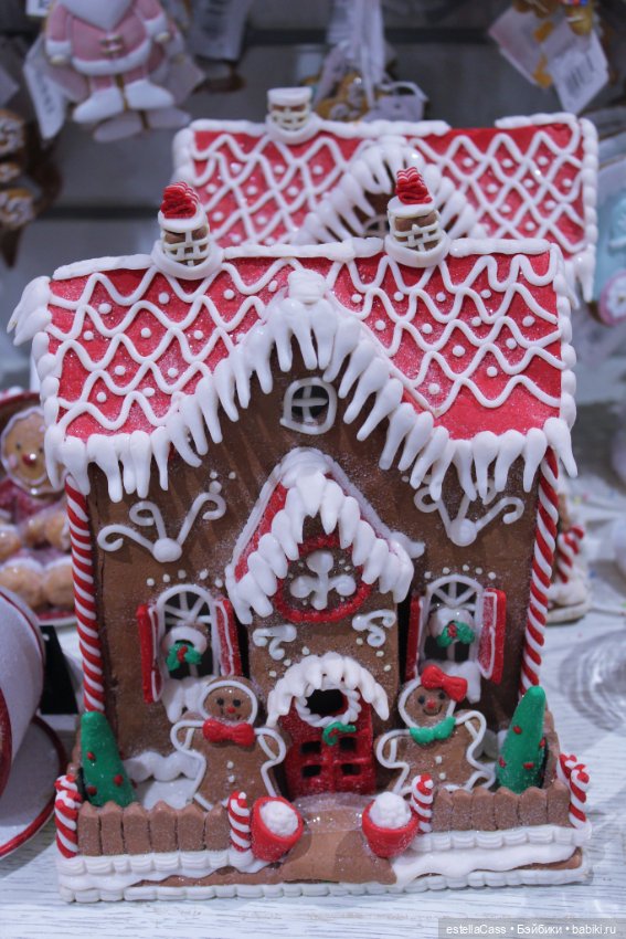 Тигр подкрадывается по снегу