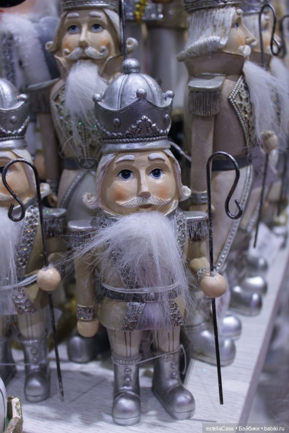 Тигр подкрадывается по снегу