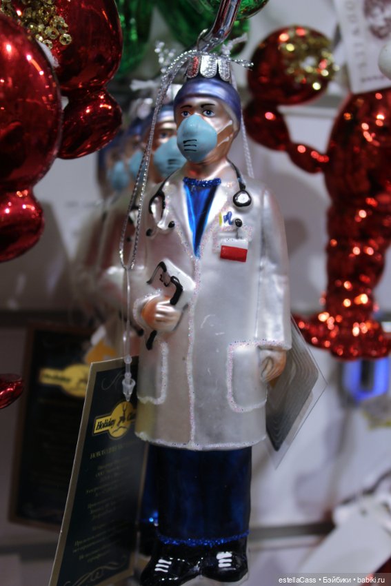 Тигр подкрадывается по снегу