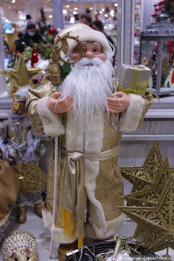 Тигр подкрадывается по снегу