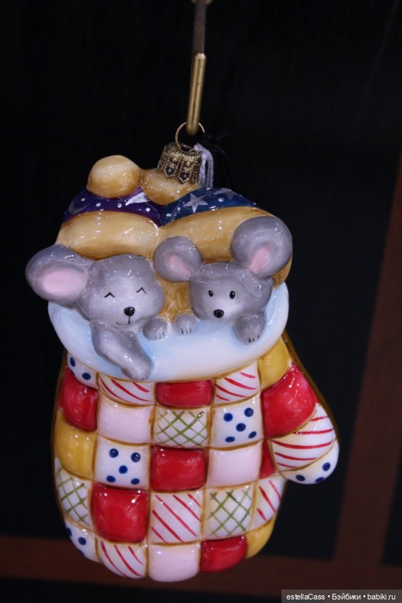 Тигр подкрадывается по снегу