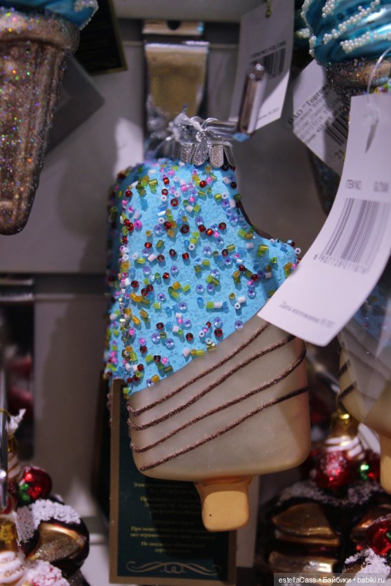 Тигр подкрадывается по снегу