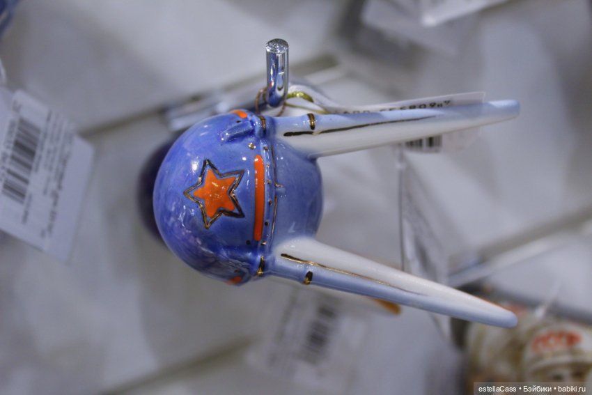 Тигр подкрадывается по снегу