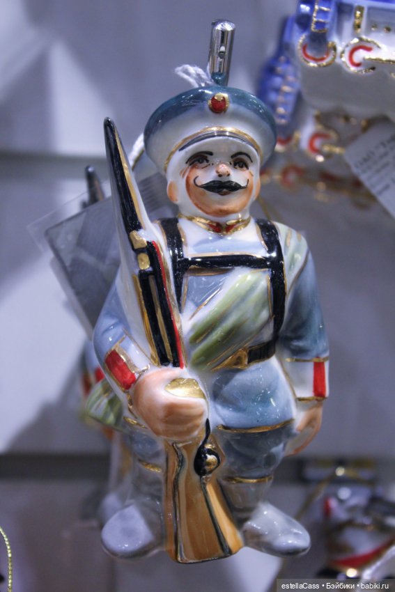 Тигр подкрадывается по снегу