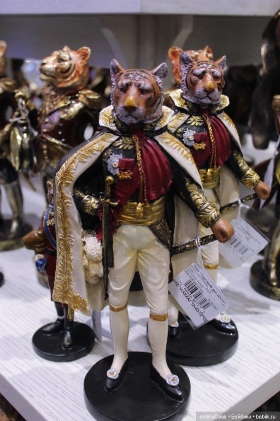 Тигр подкрадывается по снегу