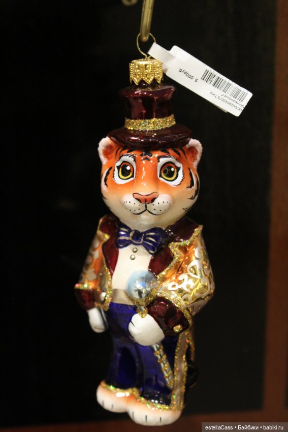 Тигр подкрадывается по снегу