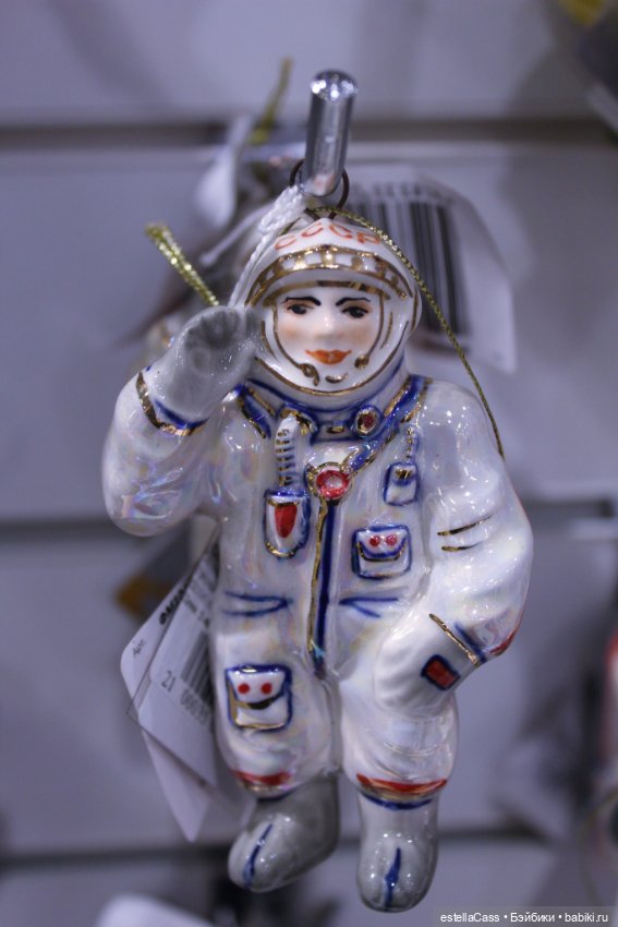 Тигр подкрадывается по снегу