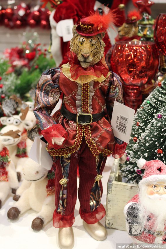 Тигр подкрадывается по снегу