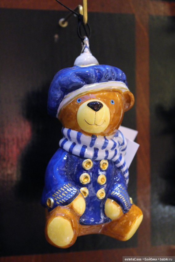 Тигр подкрадывается по снегу