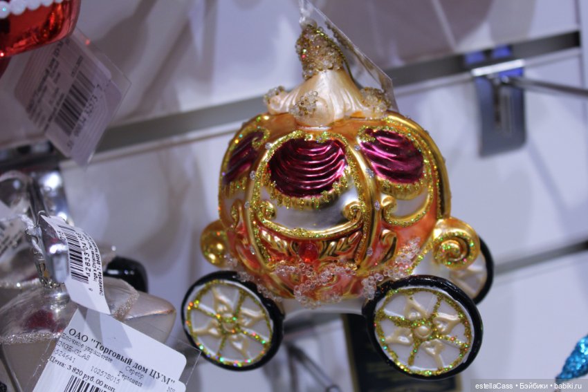 Тигр подкрадывается по снегу