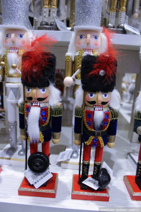 Тигр подкрадывается по снегу