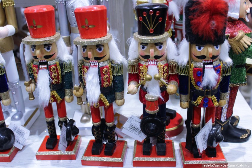 Тигр подкрадывается по снегу