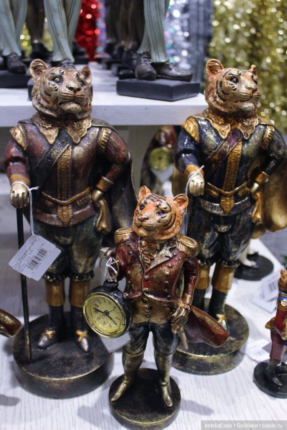 Тигр подкрадывается по снегу