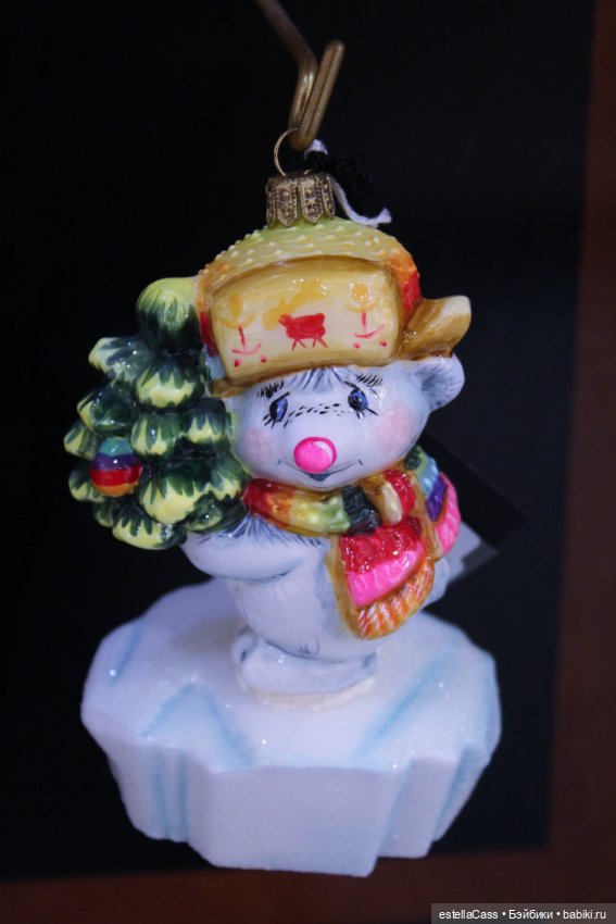 Тигр подкрадывается по снегу