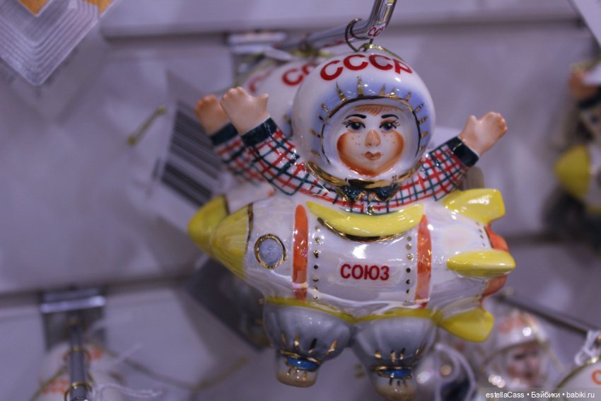 Тигр подкрадывается по снегу