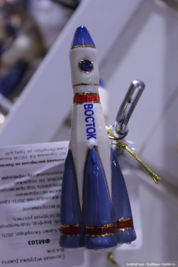 Тигр подкрадывается по снегу