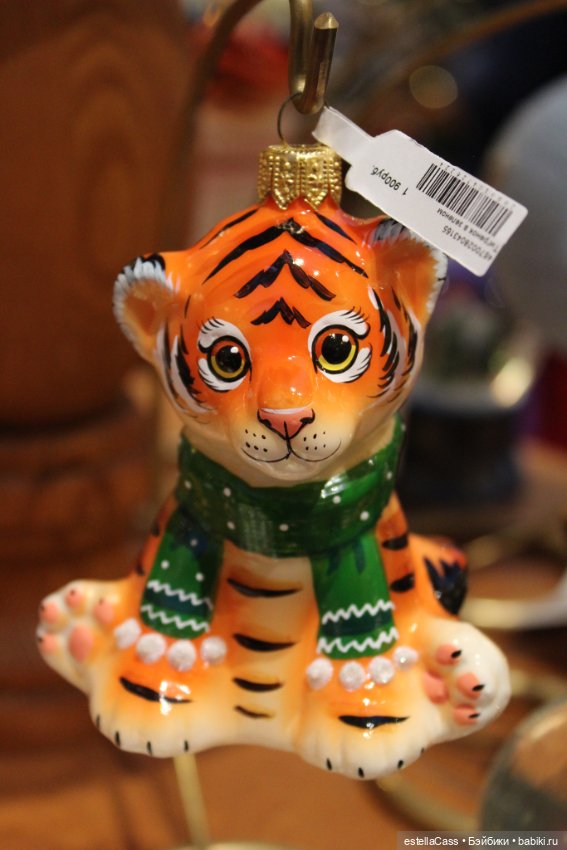 Тигр подкрадывается по снегу