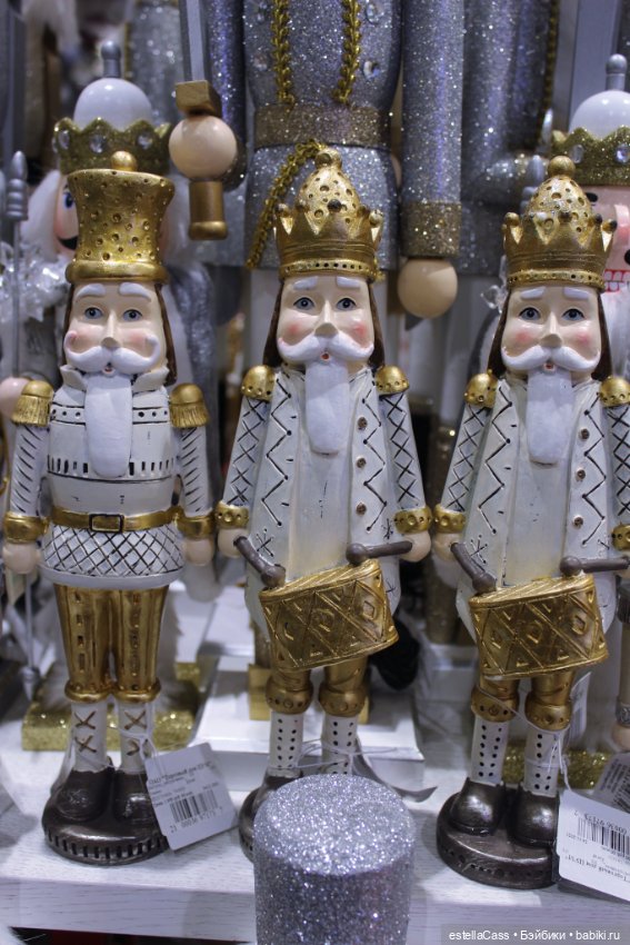 Тигр подкрадывается по снегу