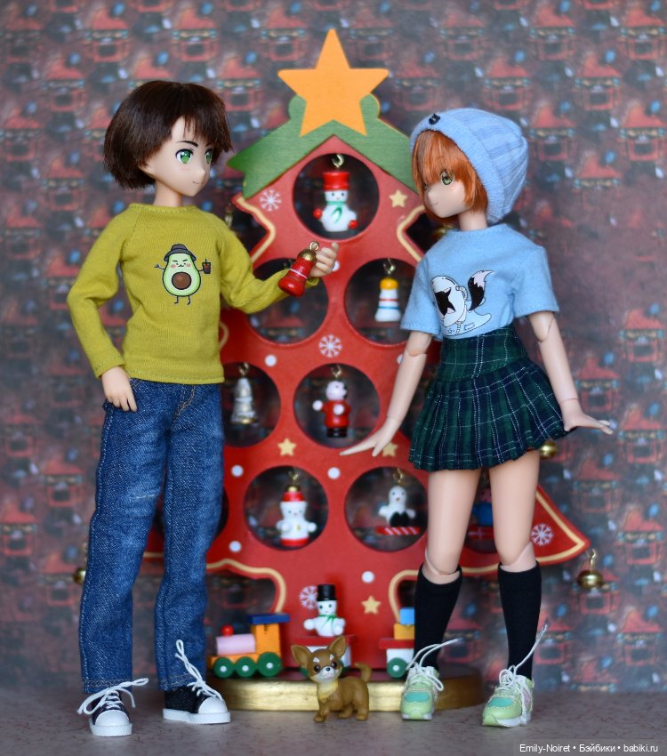 Аки и Рин нарядили ёлочку