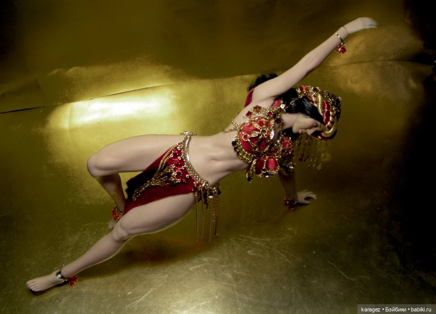 Золото на бархате. Шестнадцатый фасон восточного костюма для TBLeague Phicen