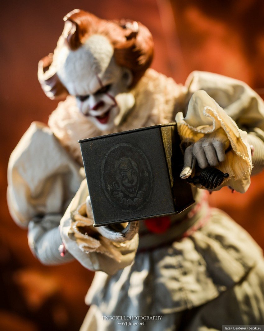 Пеннивайз в масштабе 1/6 от Hot Toys по мотивам фильма «Оно» (фото 5)