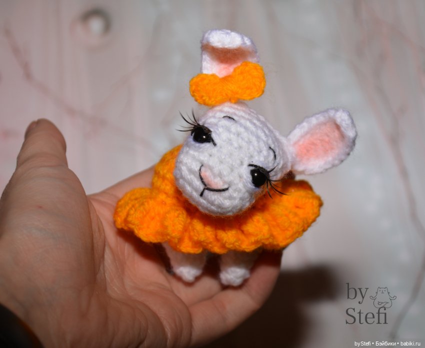 Ещё один зайчишка. Зайчиха. Магнитик