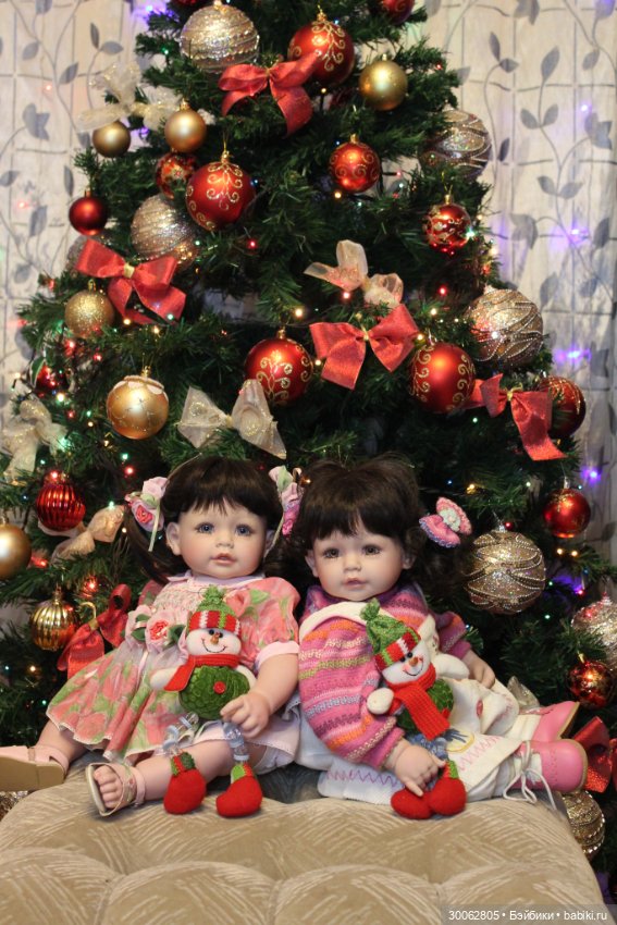 Адорочки возле елочки — Куклы Adora (Адора): коллекционные виниловые