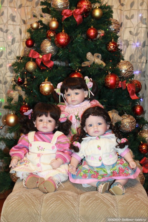 Адорочки возле елочки — Куклы Adora (Адора): коллекционные виниловые