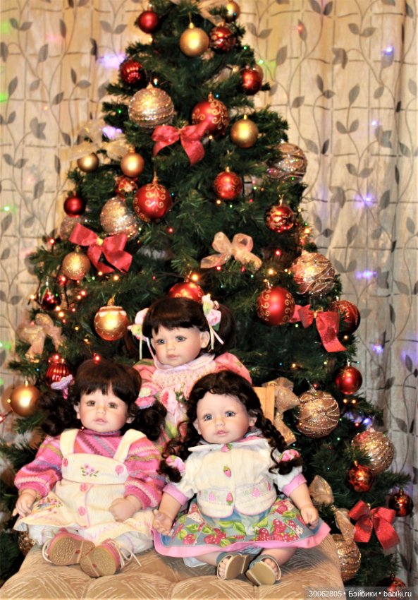 Адорочки возле елочки — Куклы Adora (Адора): коллекционные виниловые