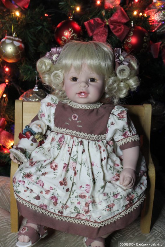 Адорочки возле елочки — Куклы Adora (Адора): коллекционные виниловые