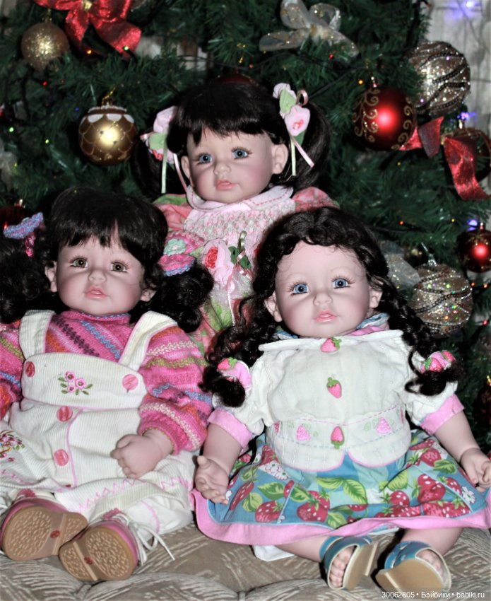 Адорочки возле елочки — Куклы Adora (Адора): коллекционные виниловые