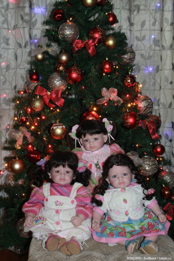 Адорочки возле елочки — Куклы Adora (Адора): коллекционные виниловые