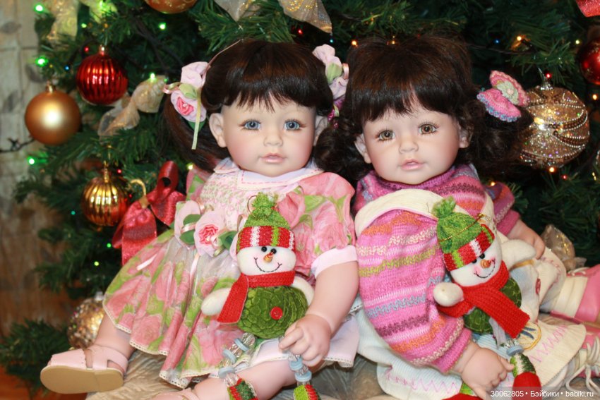 Адорочки возле елочки — Куклы Adora (Адора): коллекционные виниловые