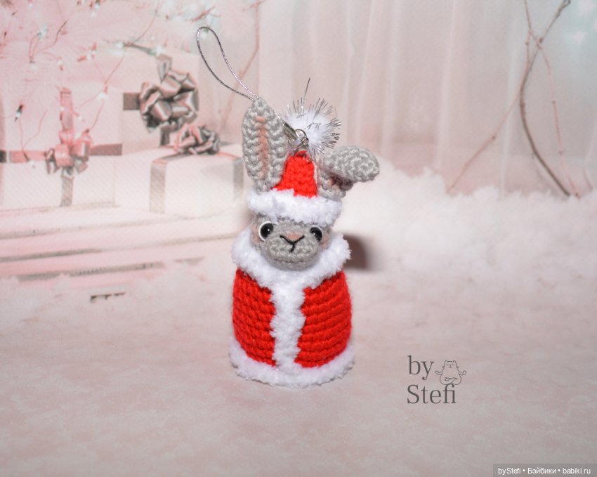 Кролик в костюме Санты — Вязаные игрушки и амигуруми: крючком