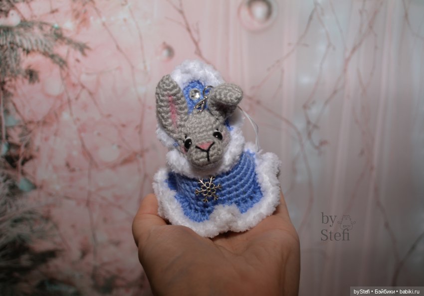 Кролик в костюме Снегурки (фото 7)