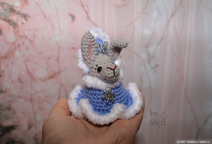 Кролик в костюме Снегурки (фото 4)