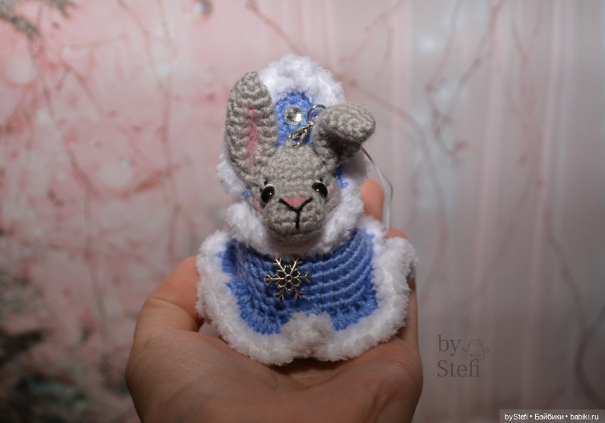 Кролик в костюме Снегурки (фото 3)