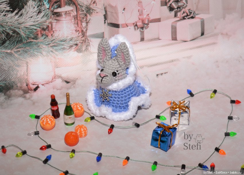 Кролик в костюме Снегурки