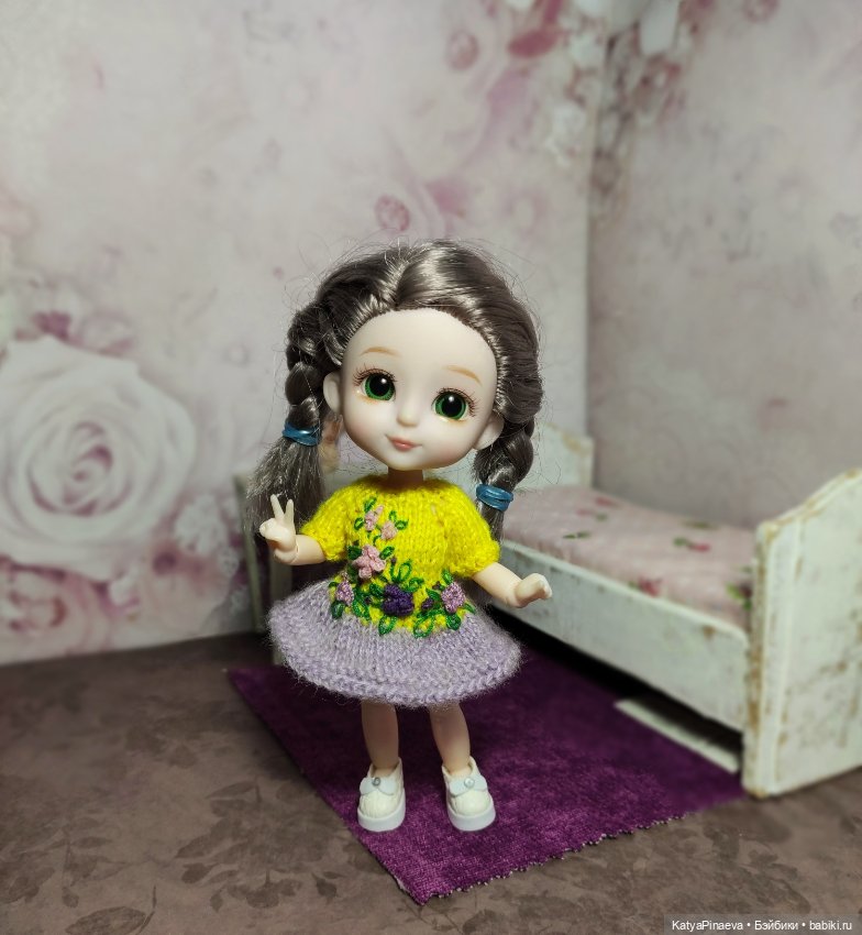 Первое платье с вышивкой для микробика