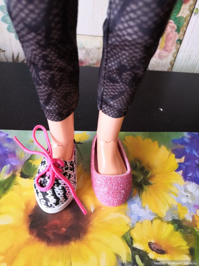 Мирэя, примерка обуви от разных кукол (фото 4)