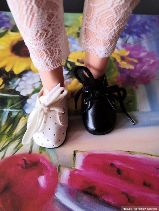 Мирэя, примерка обуви от разных кукол (фото 10)