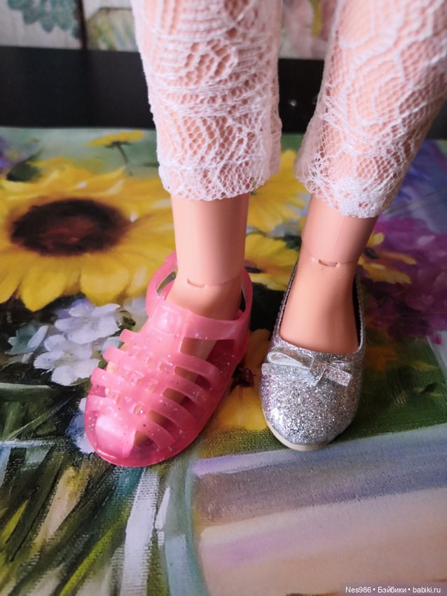 Мирэя, примерка обуви от разных кукол (фото 6)