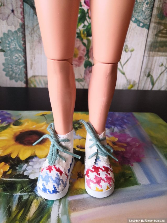 Мирэя, примерка обуви от разных кукол