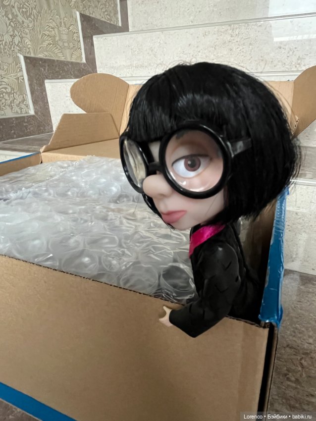 Персона — Кукла Эдна Мод (Edna Mode): Суперсемейка (The Incredibles) (фото 3)