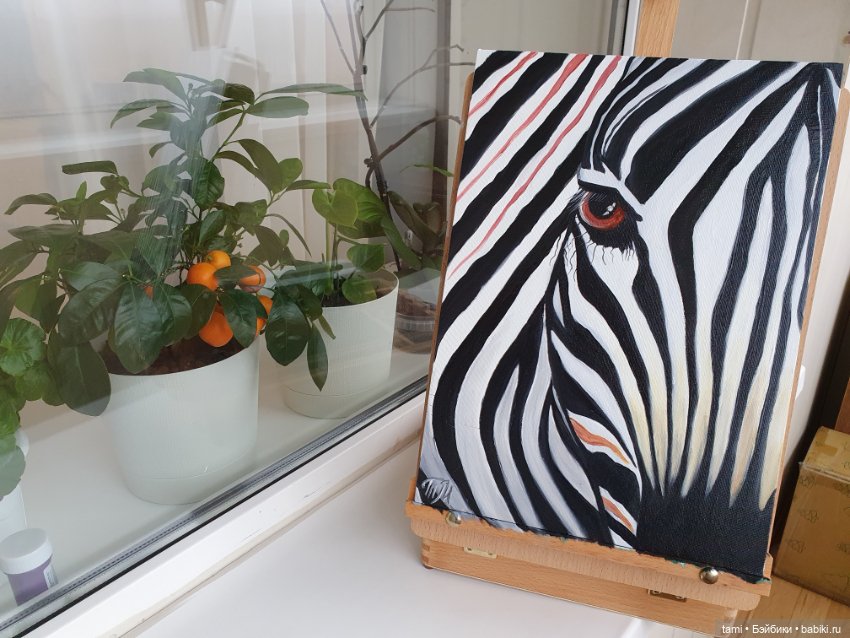 Художник мир свой красками рисует, С народом говорит через холсты, Что на душе — он то и повествует, В искусстве возводя свои мосты…