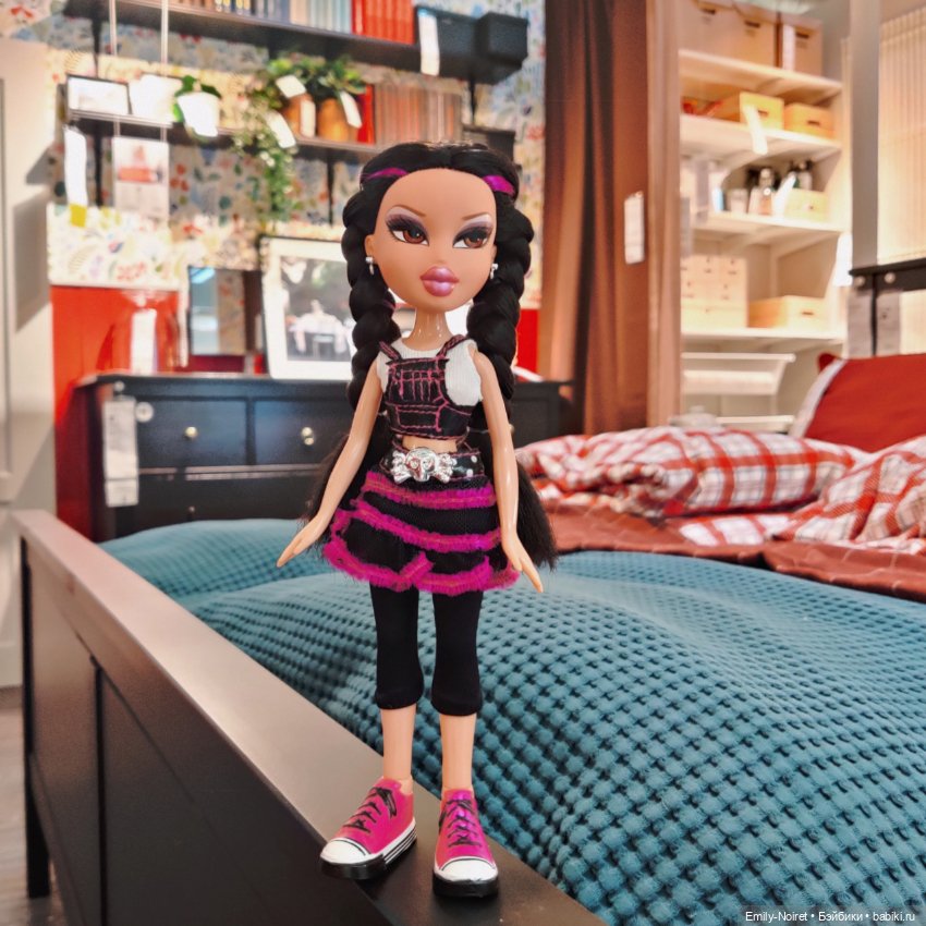 Джейд выбирает себе комнату