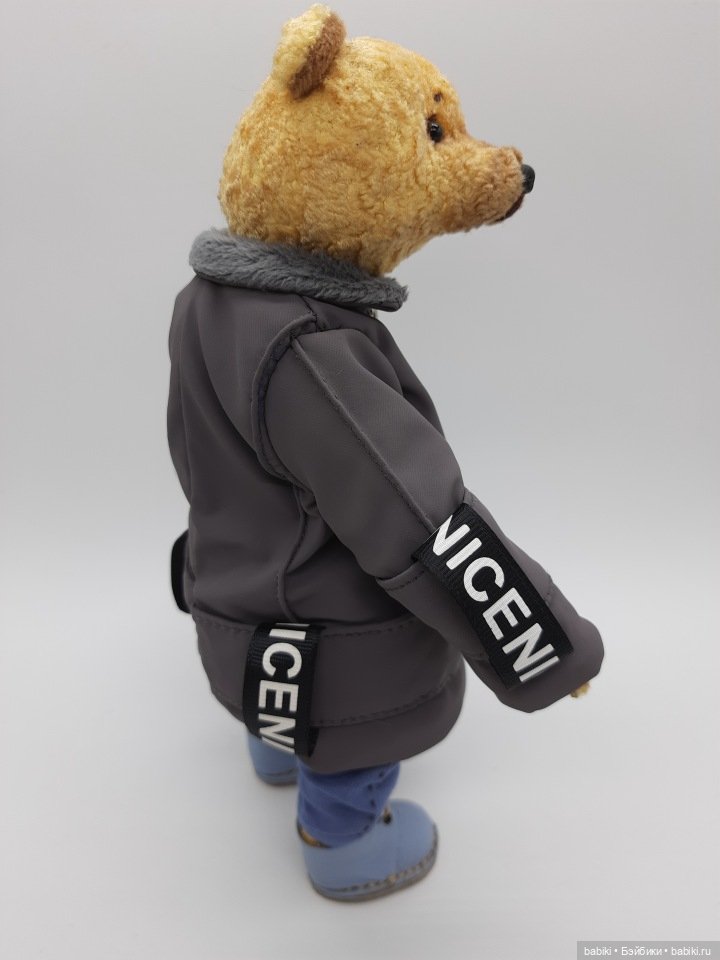 Вместо валенок перчатки натянул себе на пятки